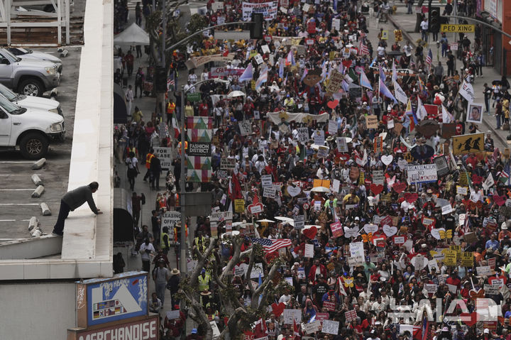 [로스앤젤레스=AP/뉴시스]&nbsp; 미 캘리포니아주 로스앤젤레스에서&nbsp; 5월1일 노동절 시위가 열린 광경.&nbsp; 민주당 텃밭인 캘리포니아주에서는 트럼프정부의 과도한 불법이민 색출과 추방작전으로 6월7일에도 전쟁을 방불케 하는 항의 시위와 진압 단속이 벌어졌다.&nbsp; 2025.06.08.