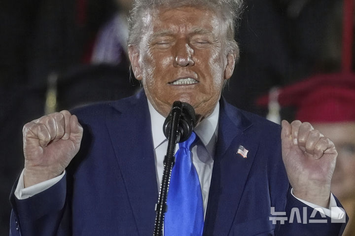 [터스컬루사=AP/뉴시스] 3일(현지 시간) 이코노미스트는 "미국과 중국이 서로에 부과한 보복 관세는 세계 최대 경제 대국 간 금수조치에 해당할 정도로 높은 것"이라며 투자자들이 시장 반등에 대해 낙관하는 근거를 조목조목 반박했다. 도널드 트럼프 미국 대통령의 모습. 2025.05.02.