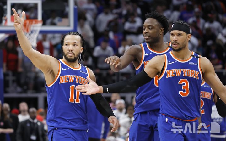 [디트로이트=AP/뉴시스] 미국프로농구(NBA) 뉴욕 닉스의 제일런 브런슨(왼쪽). 2025.05.02.