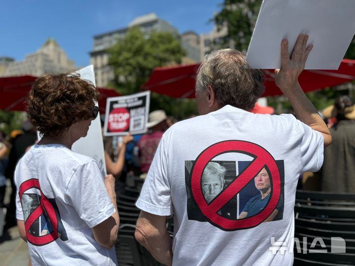 [워싱턴=뉴시스]이윤희 특파원 =국제 노동절인 1일(현지 시간) 미국 전역에서는 도널드 트럼프 행정부에 반대하는 집회가 동시다발적으로 벌어진 가운데, 미국 워싱턴DC 백악관 인근 프랭클린 공원에서 열린 '메이 데이' 집회에 트럼프 대통령과 일론 머스크를 비판하는 티셔츠를 입고 참석한 참가자들. 2025.05.02.