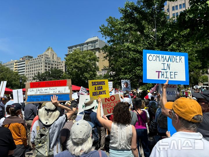 [워싱턴=뉴시스]이윤희 특파원 =국제 노동절인 1일(현지 시간) 미국 전역에서는 도널드 트럼프 행정부에 반대하는 집회가 동시다발적으로 벌어진 가운데, 미국 워싱턴DC 백악관 인근 프랭클린 공원에서 열린 '메이 데이' 집회에도 '도둑 사령관', '절차 준수' 등 트럼프 대통령을 비판하는 팻말이 대거 등장했다. 2025.05.02.