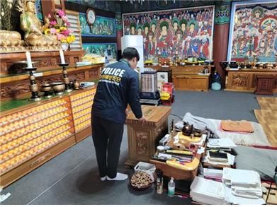 [상주=뉴시스] 불전함 점검하는 경찰. (사진=상주경찰서 제공) 2025.05.02 photo@newsis.com *재판매 및 DB 금지