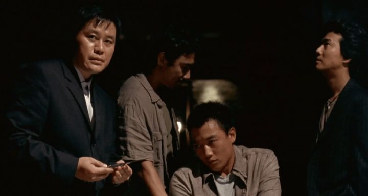 [서울=뉴시스] 영화 '해바라기' 속 지대한(맨 왼쪽). (사진=영화사 아이비젼) 2025.04.30. photo@newsis.com&nbsp; *재판매 및 DB 금지