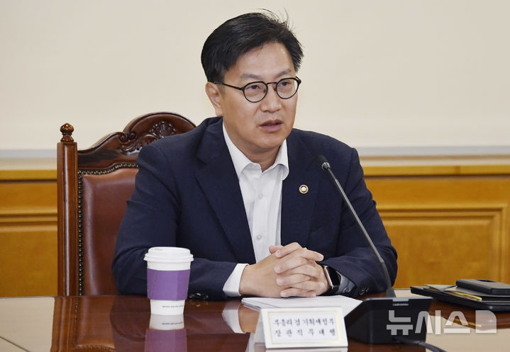 [세종=뉴시스] 김범석 부총리 겸 기획재정부 장관 직무대행이 2일 오전 서울 중구 은행회관에서 열린 '거시경제·금융현안 간담회(F4)'를 주재하고 모두발언을 하고 있다. (사진=기재부 제공) 2025.05.02. photo@newsis.com