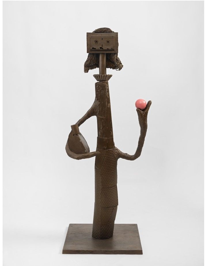 톰 삭스, 여인과 오렌지(Woman with Orange), 2025. 스테인리스스틸 부품이 달린 실리콘 청동에 에나멜, 질산 제2철 녹청. 180.3 x 73.7 x 63.5 cm (71 x 29 x 25 in) *재판매 및 DB 금지