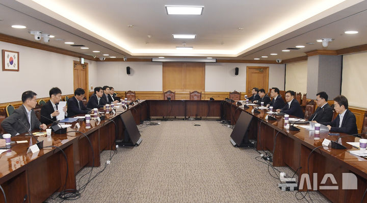 [세종=뉴시스] 김범석 부총리 겸 기획재정부 장관 직무대행이 2일 오전 서울 중구 은행회관에서 열린 '거시경제·금융현안 간담회(F4)'를 주재하고 모두발언을 하고 있다. (사진=기재부 제공) 2025.05.02. photo@newsis.com