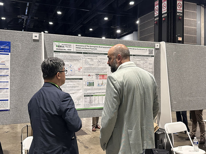 [서울=뉴시스] 미국 시카고에서 개최된 ‘미국암연구학회(AACR 2025)’에 참가해 ADC 연구결과를 포스터 발표하고 있다. (사진=셀트리온제약 제공) 2025.05.02. photo@newsis.com *재판매 및 DB 금지