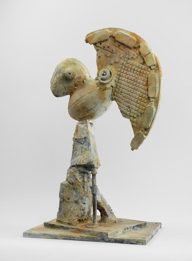 톰 삭스, 전사의 두상(Head of a Warrior), 2024. 스테인리스스틸 부품이 달린 실리콘 청동에 젯소, 질산 제2철 녹청. 76.2 x 45.7 x 35.6 cm (30 x 18 x 14 in). *재판매 및 DB 금지