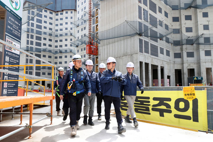 부천 송내역 푸르지오센트비엔현장에서 안전점검을 진행중인 대우건설 김보현 사장. (사진=대우건설 제공) *재판매 및 DB 금지