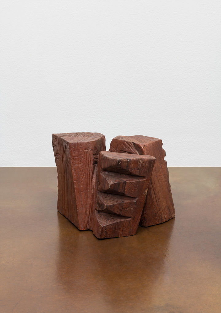김윤신 〈합이합일 분이분일(合二合一 分二分一) 2015-18〉 2015 Algarrobo wood 23 x 35 x 30 cmCourtesy of the artist and Kukje Gallery 사진: 안천호 이미지 제공: 국제갤러리 *재판매 및 DB 금지