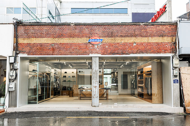 [서울=뉴시스] 무신사의 브랜드 비즈니스 전문 자회사 '무신사 트레이딩(MUSINSA TRADING)'이 글로벌 워크웨어 브랜드 '디키즈(Dickies)'와 파트너십을 체결한 지 1년 만에 국내 매출 규모가 3배 성장하는 성과를 거뒀다고 2일 밝혔다. (사진=무신사 제공) *재판매 및 DB 금지