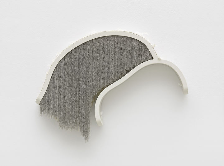 강서경(1977–2025) 〈산 #24-10〉2023–2024Painted steel, chain, silk, threadApprox. 55 x 74 x 8 cmCourtesy of the artist and Kukje Gallery 사진: 안천호이미지 제공: 국제갤러리 *재판매 및 DB 금지