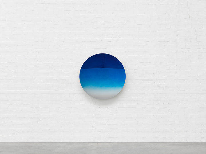 아니쉬 카푸어 〈Cobalt Blue and Oriental Blue mix to clear〉 2024 Stainless steel, lacquer 100 x 100 cm © Anish Kapoor. All rights reserved DACS/SACK, 2024 사진: Anish Kapoor Studio 이미지 제공: 국제갤러리 *재판매 및 DB 금지