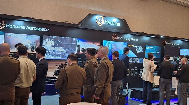 지난달 28일(현지시각) 칠레 산티아고에서 코트라와 주칠레 대한민국 대사관 주관으로 개최된 'Korea Defense Day 2025'에 행사에 마련된 한화 방산 3사 부스 전경. 2025.05.02. photo@newsis.com *재판매 및 DB 금지