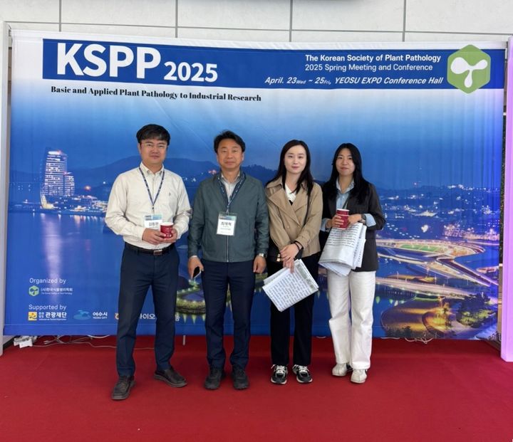 [진주=뉴시스]경남농업기술원 한인영 연구사 우수 포스터상 수상.(사진=경남농업기술원 제공).2025.05.02.photo@newsis.com *재판매 및 DB 금지