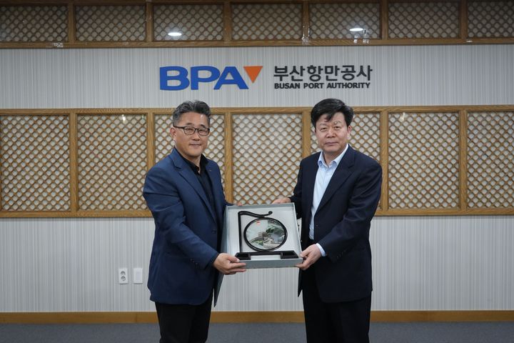 [부산=뉴시스] 구자림(왼쪽) 부산항만공사 글로벌사업단장이 부산항을 찾은 순슈시엔 중국 자연자원부 차관과 기념 사진을 촬영하고 있다. (사진=부산항만공사 제공) 2025.05.02. photo@newsis.com *재판매 및 DB 금지