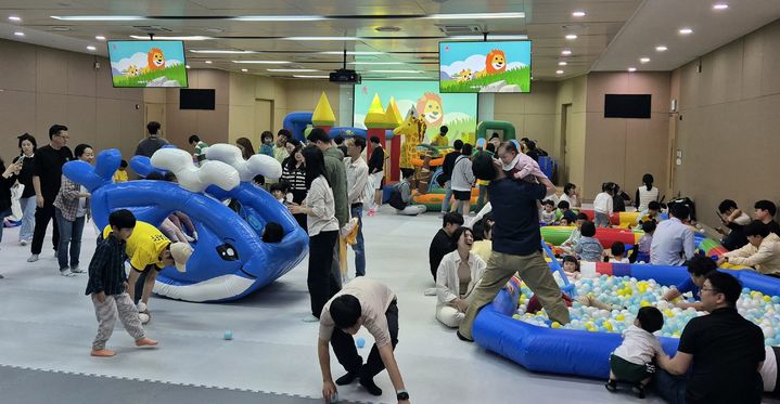 [서울=뉴시스]삼성전기 어린이날 초청행사에 임직원이 가족과 함께 참여하고 있다. (사진 = 업체 제공) 2025.05.02. photo@newsis.com&nbsp; *재판매 및 DB 금지