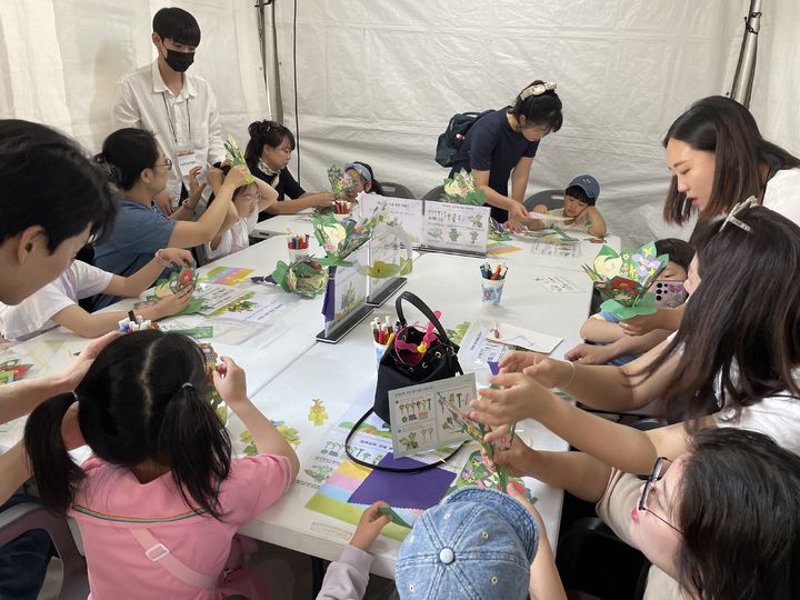 [서울=뉴시스] '어린이 책 잔치' 행사 부스 운영 모습.(사진=국립한글박물관 제공) 2025.05.02. photo@newsis.com *재판매 및 DB 금지