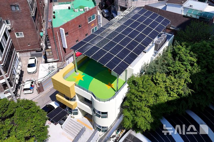 [광명=뉴시스]리모델링을 마친 광명시 시립소하어린이집 옥상 전경. 옥상에 태양광 패널이 설치돼 있다.(사진=광명시 제공)2025.05.02.photo@newsis.com