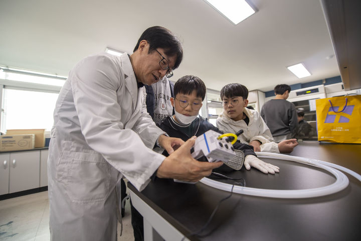 인평중학교 학생들이 대구보건대 환경보건학과 실습실에서 진로 체험 프로그램을 체험하고 있다. *재판매 및 DB 금지
