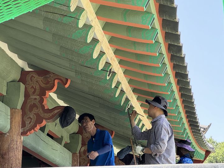 [서울=뉴시스] 전통재료 사용 시범 단청 현장 (사진=국가유산청 제공0 2025.005.02. photo@newsis.com *재판매 및 DB 금지