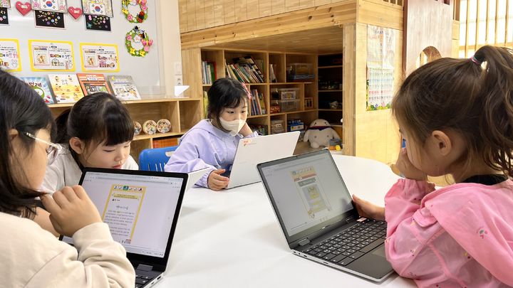 [안동=뉴시스] 온라인 우화를 읽으면 문해럭을 높이는 아이들. (사진=경북교육청 제공) 2025.05.02 photo@newsis.com *재판매 및 DB 금지