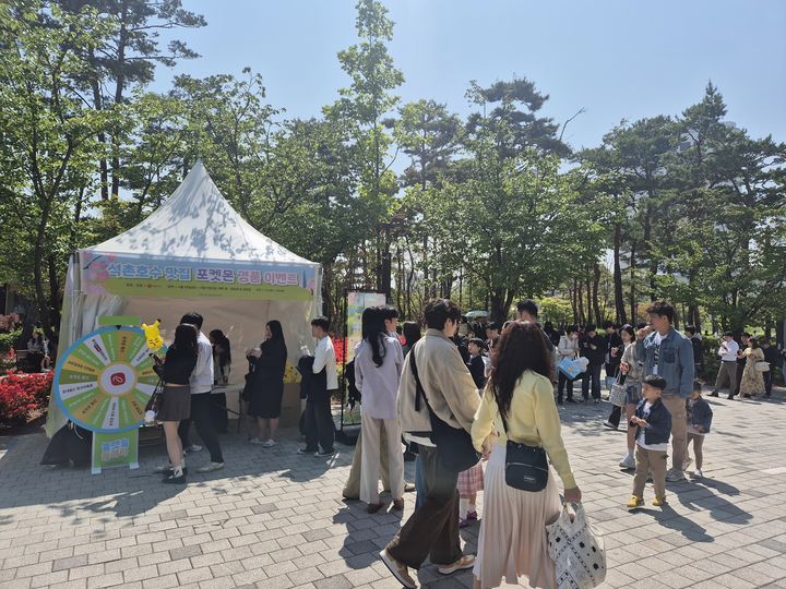 [서울=뉴시스] 경품행사장. 2025.05.02 (사진 제공=송파구청) photo@newsis.com *재판매 및 DB 금지