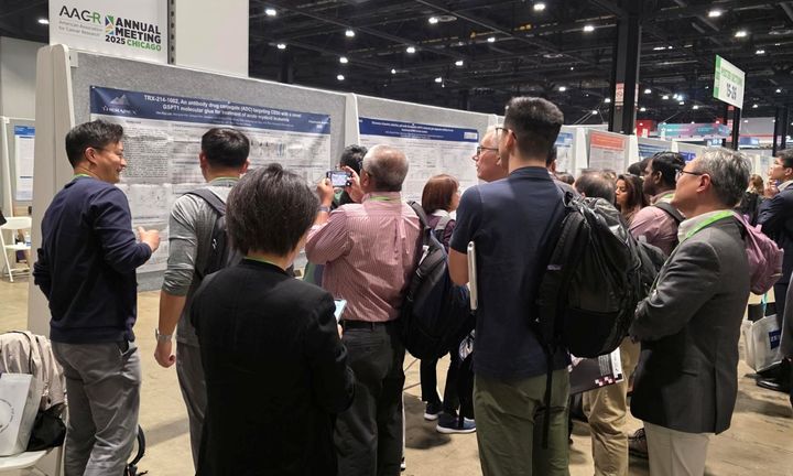 [서울=뉴시스] 테라펙스 이희규 이사가 미국암연구학회 연례학술대회(AACR 2025)에서 ‘TRX-214-1002’의 연구 결과를 설명하고 있다. (사진=테라펙스 제공) 2025.05.02. photo@newsis.com *재판매 및 DB 금지