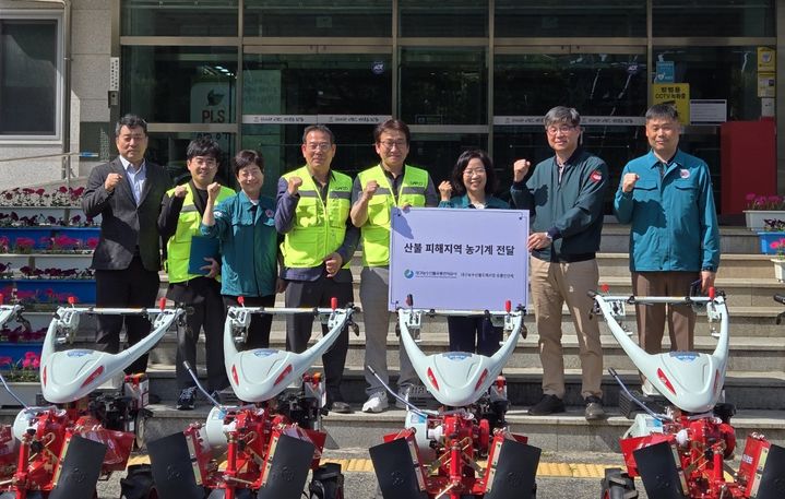  [안동=뉴시스] 대구농수산물유통관리공사에서 산불 피해를 입은 안동시에 농기계를 전달하고 있다. (사진=안동시 제공) 2025.05.02. photo@newsis.com *재판매 및 DB 금지