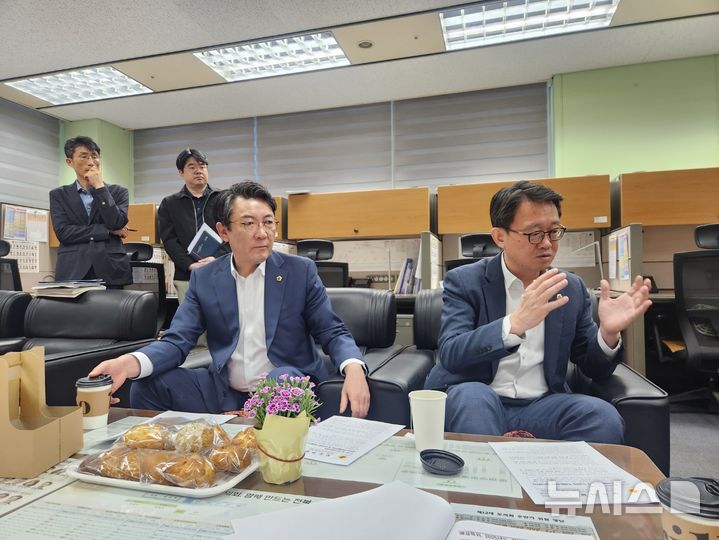 [전주=뉴시스] 김민수 기자= 김성수 전북자치도의회 예산결산특별위원장(오른쪽)과 정종복 부위원장(왼쪽)이 전북자치도 제1회 추가경정예산안 결과를 설명하고 있다. 2025.05.02 leo@newsis.com *재판매 및 DB 금지