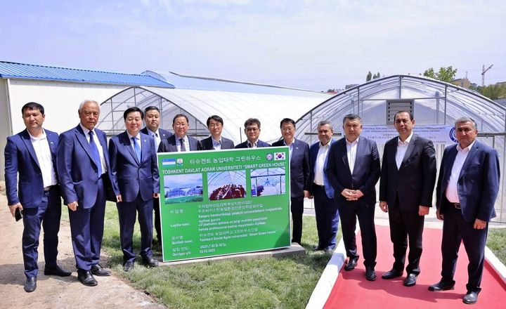 [대전=뉴시스] '그린하우스 개소식'에 참석한 김정겸 총장 등 참석자들 기념촬영. (사진=충남대 제공) *재판매 및 DB 금지