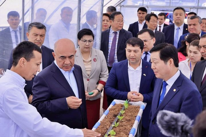 [대전=뉴시스] 그린하우스 개소식에 참석, 작물에 대해 설명을 듣는 김정겸 충남대 총장 *재판매 및 DB 금지