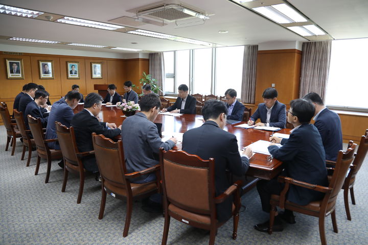 [서울=뉴시스] 이복현 금융감독원장이 2일 금감원 본원에서 금융상황 점검회의를 개최하고 있다. (사진=금융감독원) photo@newsis.com *재판매 및 DB 금지