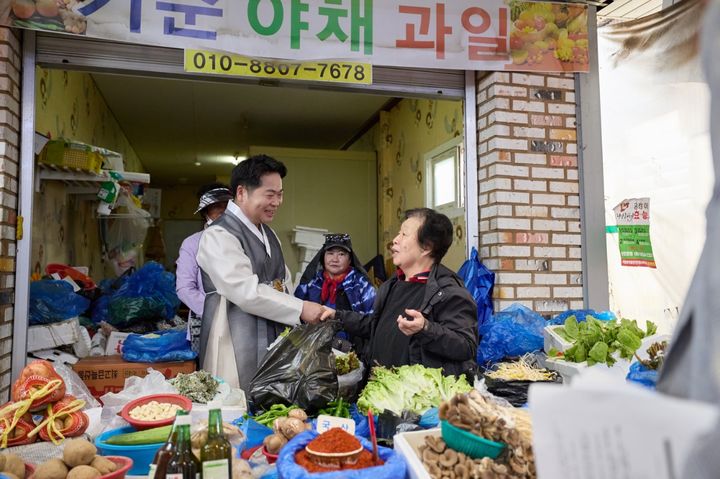 [아산=뉴시스] 오세현 충남 아산시장이 전통시장에서 한 상인과 대화하고 있다. 2025.5.2 photo@newsis.com&nbsp; *재판매 및 DB 금지