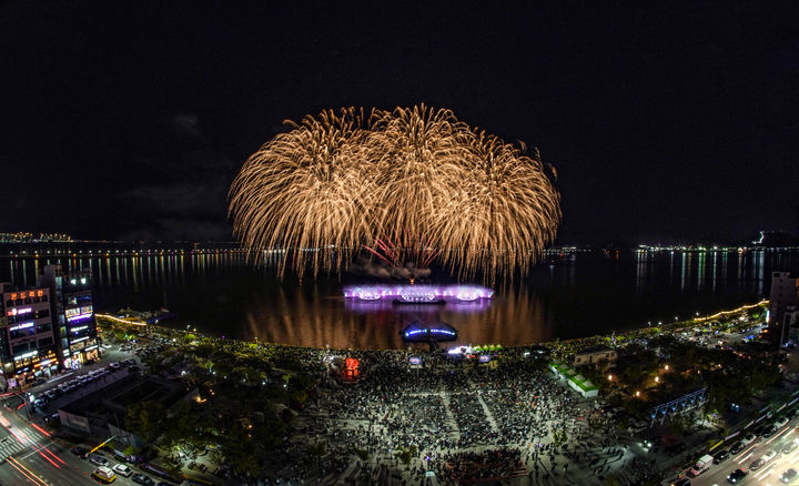 [목포=뉴시스]목포 해상W쇼. (사진=목포시 제공) 2025.05.02. photo@newsis.com *재판매 및 DB 금지
