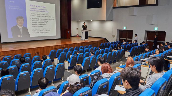 [인천=뉴시스] 목준균 인천관광공사 본부장이 인하대에서 열린 인하와 인천 특강에서 학생들에게 강의를 펼치고 있다. (사진=인하대 제공) 2025.05.02. photo@newsis.com *재판매 및 DB 금지