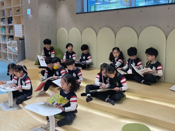 [대구=뉴시스] 대구 서변숲도서관 어린이자료실 모습. (사진=행복북구문화재단 제공) 2025.05.02. photo@newsis.com *재판매 및 DB 금지