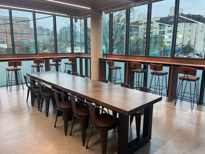 [서울=뉴시스] 서울청년센터 성북 2층 오픈라운지. 2025.05.02 (사진 제공=성북구청) photo@newsis.com *재판매 및 DB 금지