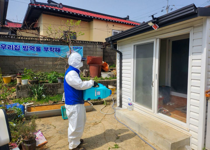 [창녕=뉴시스] 드림스타트가 아동 가정을 대상으로 맞춤형 방역서비스를 하고 있다. (사진= 창녕군 제공) 2025.05.02. photo@newsis.com *재판매 및 DB 금지