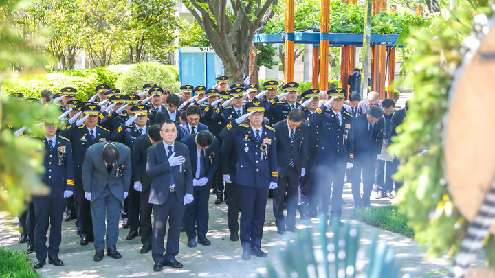 [부산=뉴시스] 부산경찰청은 2일 연제구 부산경찰청 대강당에서 '제36주기 5·3 동의대사건 순국경찰관 추도식'을 거행했다. 이번 추도식은 지난 1989년 5월3일 부산 동의대 학내 시위 해산 과정에서 화염병에 의해 발생한 화재로 사망한 순직경찰관들의 희생정신을 기리기 위해 열렸다. (사진=부산경찰청 제공) 2025.05.02. photo@newsis.com *재판매 및 DB 금지
