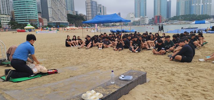 [부산=뉴시스] 부산해경이 성수기 수상레저활동 집중 안전관리 기간을 맞아 CPR 교육을 진행하고 있다. (사진=부산해경 제공) 2025.05.02. photo@newsis.com *재판매 및 DB 금지