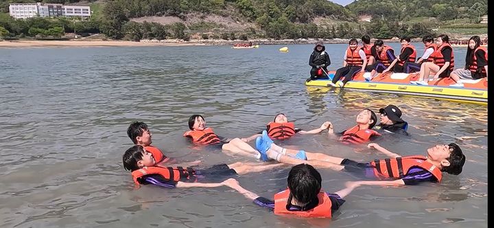[고흥=뉴시스] 지난 달 29일 광주 첨단중학교 학생들이 전남 고흥 발포해수욕장에서 생존수영 교육을 받고 있다. (사진 제공 = 광주교육청해양수련원). 2025.05.02. photo@newsis.com *재판매 및 DB 금지