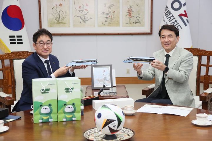 [춘천=뉴시스] 2일&nbsp; 김진태 강원특별자치도지사는&nbsp; 이날 도청 통상상담실에서 권백신 코레일관광개발 대표이사와 만나 ‘2025~2026 강원 방문의 해’를 맞아 철도관광 활성화를 위한 구체적인 협력 방안을 논의했다 고 밝혔다. 강원특별자치도 제공. *재판매 및 DB 금지