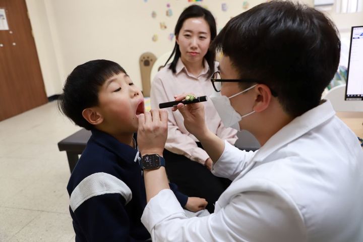 [화천=뉴시스] 2일 육군 15사단은 국방부 ‘격오지 사단의무부대 민간개방 시범사업’으로 추진된 ‘승리・봉오 의원’이 지역주민까지 의료혜택을 확대하면서 좋은 반응을 얻고 있다고 밝혔다. 육군15사단 제공. *재판매 및 DB 금지