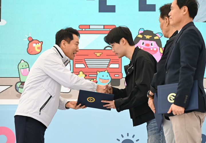 [서울=뉴시스] 오세훈 서울시장이 2일 여의도공원에서 열린 ‘2025 서울안전한마당’에서 용감한 의인상을 수여하고 있다. 2025.05.02 (사진 제공=서울시) photo@newsis.com *재판매 및 DB 금지