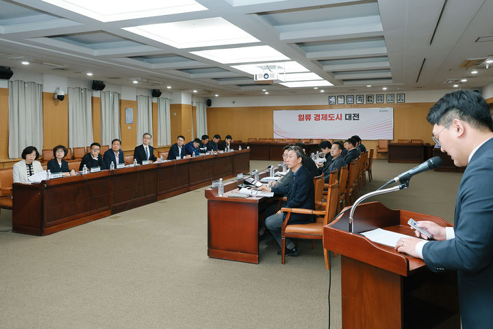 [대전=뉴시스]대전시가 2일 오는 8월 8일부터 16일까지 열리는 '대전 0시 축제'의 원활한 운영을 위해 교통 통제 대행 용역 착수보고회를 열었다. (사진=대전시 제공) 2025. 05. 02&nbsp; *재판매 및 DB 금지