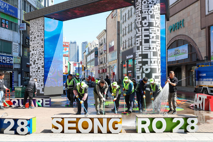 [대구=뉴시스] 대구시 중구는 5월에 열리는 각종 축제의 성공적인 개최를 위해 동성로 일원에서 대청소를 실시했다. (사진=대구시 중구 제공) 2025.05.02. photo@newsis.com *재판매 및 DB 금지