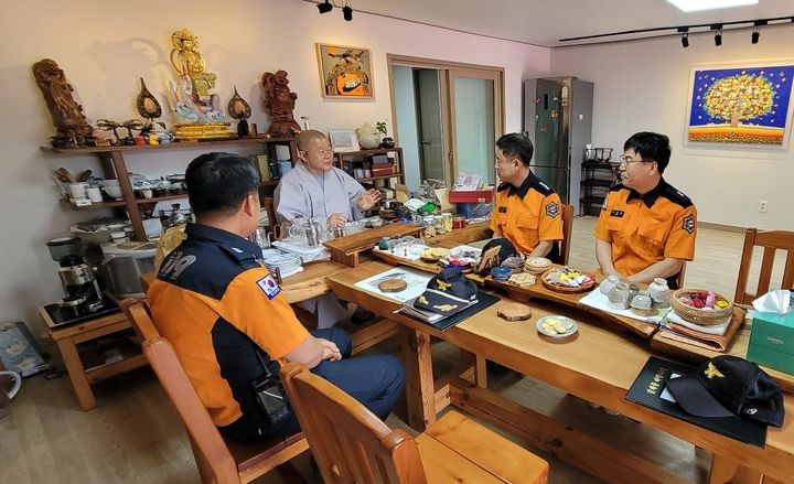[대구=뉴시스] 대구 달성소방서는 부처님오신날을 앞두고 지역 내 전통사찰을 대상으로 화재 예방을 위한 현장 점검을 실시했다. (사진=대구 달성소방서 제공) 2025.05.02. photo@newsis.com *재판매 및 DB 금지