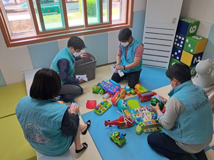 [수원=뉴시스] 하늘반창고 키즈 봉사단이 2일 평택시 소재 '야곱의 집'을 찾아 봉사활동을 하고 있다. (사진=건보공단 평택지사 제공) 2025.05.02. photo@newsis.com *재판매 및 DB 금지
