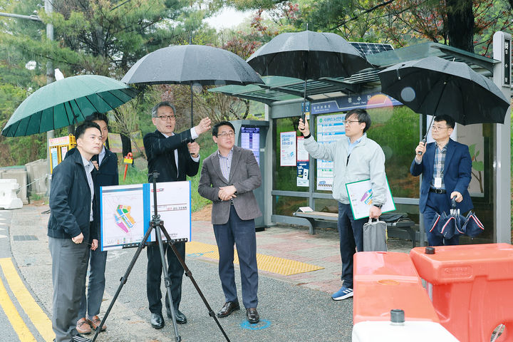 [대전=뉴시스]유득원 대전시 행정부시장이 도시철도 2호선 트램 건설현장을 점검하고 있다. (사진=대전시 제공) 2025. 05. 02 photo@newsis.com *재판매 및 DB 금지